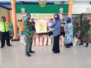 Koramil 0818/07 Pakisaji dan Muspika Pakisaji Berikan Bansos Sembako dari Pemprov Jatim