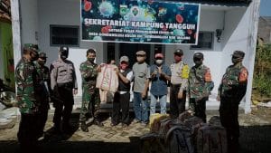 Danramil 0818/19 dan Polsek Gondanglegi Distribusikan Sembako Kampung Tangguh