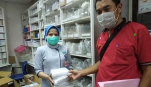 Walikota Surabaya Bagikan Kain Kafan kepada 50 Rumah Sakit