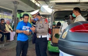 Layanan Publik Bakso Bakar Satlantas Polres Malang di Kampung Tangguh Diserbu Wajib Pajak