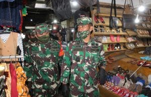 Dandim 0818 Dampingi Staf Ahli Pangdam V/Brw Kunjungi Pasar Singosari