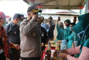 Kapolres Malang Cicipi Ramuan Herbal dari Kampung Tangguh Semeru Desa Purworejo