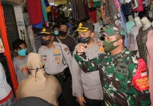 Dandim 0818 Ajak Pengunjung Pasar dan Pemilik Usaha Patuhi Protokol Kesehatan