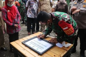 Dandim 0818 Tanda tangan Prasasti di Kampung Tangguh Desa Wolulas