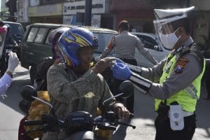 Satlantas Polres Batu Turun ke Jalan Sambil Bagikan Ratusan Masker Gratis