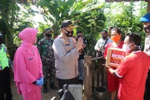 Kapolres Malang dan Ketua Bhayangkari, Blusukan ke Dusun Sambil Membagikan Sembako