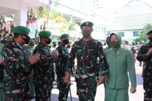 Dandim 0818 Bersama Ketua Persit KCK XXXII Dim 0818 Ikut Prosesi Penyambutan Danrem 083/Bdj