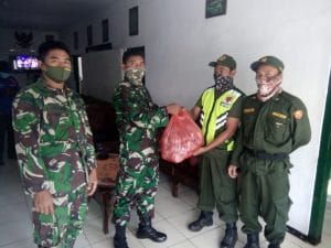 Koramil 0818/29 Dau dan Anggota Kawal Pendistribusian Bansos Bagi Warga Kurang Mampu