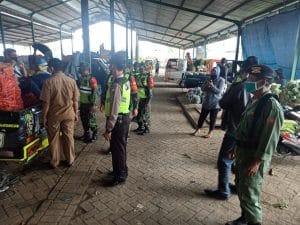 Koramil 0818/28 Karangploso dan Tiga Pilar Gelar Sosialisasi New Normal di Pasar Induk Karangploso