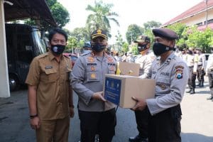 Polres Malang Distribusikan Bantuan Sembako Bagi Pelaku Pariwisata Terdampak Covid-19