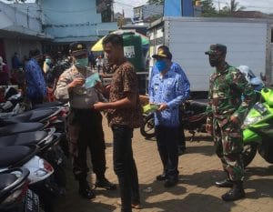 Danramil 16/ Sumawe dan Kapolsek Kompak Sosialisasikan New Normal di Pasar Sumawe