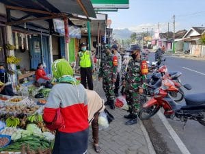 Sidak Pasar, Koramil 0818/03 Kasembon Berikan Himbauan Protokol Kesehatan Serta Bagikan Masker