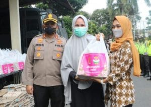 Bhayangkari Pengurus Cabang Malang Bagikan Sembako Untuk Tenaga Kesehatan Covid-19