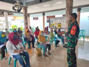 Babinsa Posramil 0818/35 Kromengan Beri Pemahaman New Normal Kepada Warga