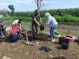 Koramil 0818/19 Gondanglegi dan Warga Gelar Karya Bakti di Lingkungan Kampung Tangguh Dusun Krajan