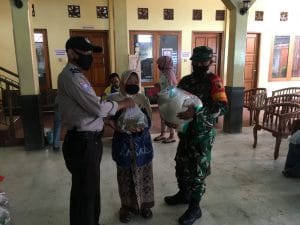 Babinsa Koramil 0818/06 Sumberpucung dan Bhabinkamtibmas Bagikan Sembako ke Warga Terdampak Covid-19