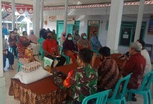 Babinsa Koramil 0818/32 Wonosari Dampingi Kades Plandi dalam Pembagian Sembako serta Sosialisasi New Normal
