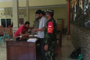 Pastikan Tepat Sasaran, Babinsa Koramil 0818/11 Donomulyo Kawal Pembagian Bansos