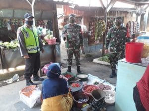 Koramil 0818/31 Gedangan Lakukan Penegakan Disiplin Kesehatan di Pasar