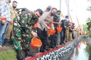 Dandim 0818 Tebar Benih Lele di Kampung Tangguh Desa Wolulas