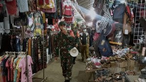 Koramil 0818/19 Gondanglegi bersama Muspika Gencarkan Sosialisasi New Normal di Pasar