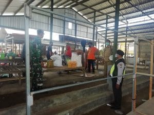Sosialisasi New Normal, Koramil 0818/27 Lawang Sisir Pasar Tradisional dan Tempat Keramaian