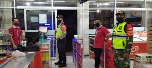 Cegah Covid-19, Koramil 0818/20 Tajinan dan Bhabinkamtibmas Gelar Patroli New Normal di Sejumlah Pertokoan