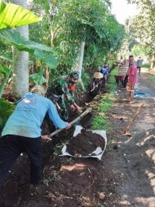 Babinsa Koramil 0818/13 Kalipare Laksanakan Karya Bhakti bersama Masyarakat Bangun Saluran Irigasi
