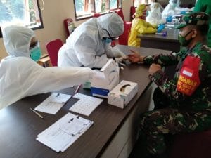 Pastikan Bebas Covid-19, Personel Posramil 0818/02 Junrejo Jalani Rapid Test