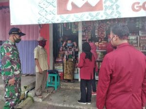 Babinsa Koramil 0818/13 bersama Kader PKK dan Mahasiswa Gelar Sosialisasi New Normal dan Pembagian Masker