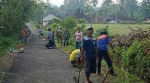 Hadapi New Normal, Babinsa Koramil 0818/17 bersama Masyarakat Laksanakan Karya Bhakti