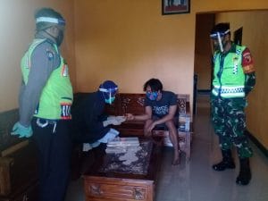 Koramil 0818/06 dan Polsek Sumberpucung Dampingi Tim Medis dalam Pelaksanaan Rapid Test