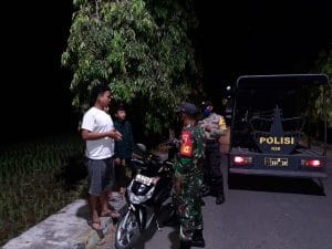 Cegah Penyebaran Covid-19, Koramil 0818/03 bersama Polsek Kasembon Rutin Gelar Patroli