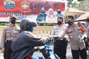 Polresta Malang Kota Sebar 1.250 Masker dan Obat Herbal Cina dari Kapolda Jatim