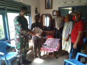 Koramil 0818/13 dan Muspika Kalipare Serahkan Bansos kepada Keluarga Penderita Penyakit Hydrocepalus