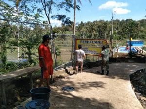 Babinsa Koramil 0818/13 bersama Karyawan Wisata Bedengan Kaliasri Gelar Karya Bhakti