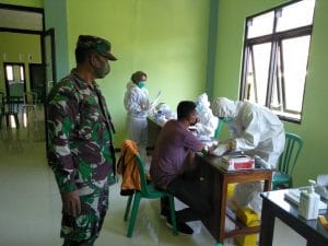 Persiapan Pilkada Malang, Koramil 0818/30 Tirtoyudho Kawal Rapid Test Petugas PPS