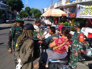 Cegah Penyebaran Covid-19 di Pasar, Posramil 0818/35 Kromengan Gelar Operasi Penegakan Disiplin Kesehatan