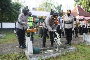 Kapolres Malang Pimpin Upacara Tabur Bunga di Makam Pahlawan Prayuda Nirwana