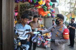 Sambut Hari Bhayangkara, Kapolres Malang Bagikan Masker Gratis ke Sejumlah Warga