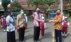 Alfamart Salurkan 100 Sepatu Sekolah,Hasil Donasi Konsumen Alfamart