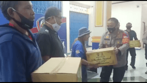 Jelang HUT ke 33 Arema FC, Kapolres Malang Bagikan Sembako ke Korwil Arema FC