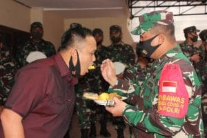 Saat Cukur Rambut, Kapolres Malang Didatangi Prajurit TNI Kodim 0818