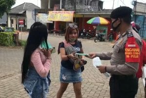 Sukseskan Program Jatim Bermasker Jatim Sehat, Sat Sabhara Polres Batu Bagi bagi Masker