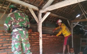 Babinsa Koramil 0818/26 Singosari Pasang Dinding Bata Rumah Warga Kurang Mampu