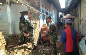 Koramil 0818/19 Gondanglegi Merehabilitasi Rumah Warga Kurang Mampu