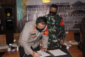 Kapolres Malang Ikut  Penandatanganan SOP Kunjungan Wisata di Gunung Bromo Tengger Semeru