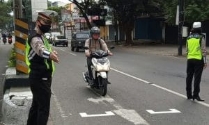 Satlantas Polresta Malang Kota, Gencar Sosialisasikan Jaga Jarak Antar Pengendara di Jalan Raya