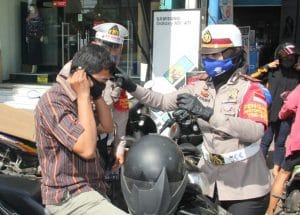 Tindak Tegas Pelanggar Berlalu lintas, Satlantas Polres Malang juga Bagikan Masker dan Helm Gratis