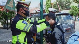 Satgas Preventif Satlantas Polres Malang, Bagikan Masker dan Brosur